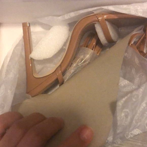 STEVE MADDEN in box nude strappy heels - Picture 3 of 4